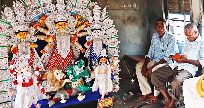 Local Train: শান্তিপুর লোকাল ধরে উমা চললেন ‘বাপের বাড়ি’! 